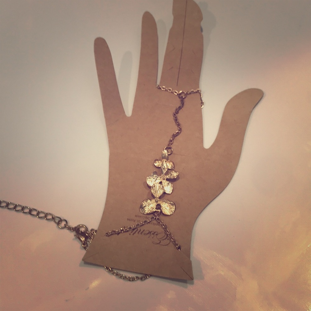 Hand jewelry
